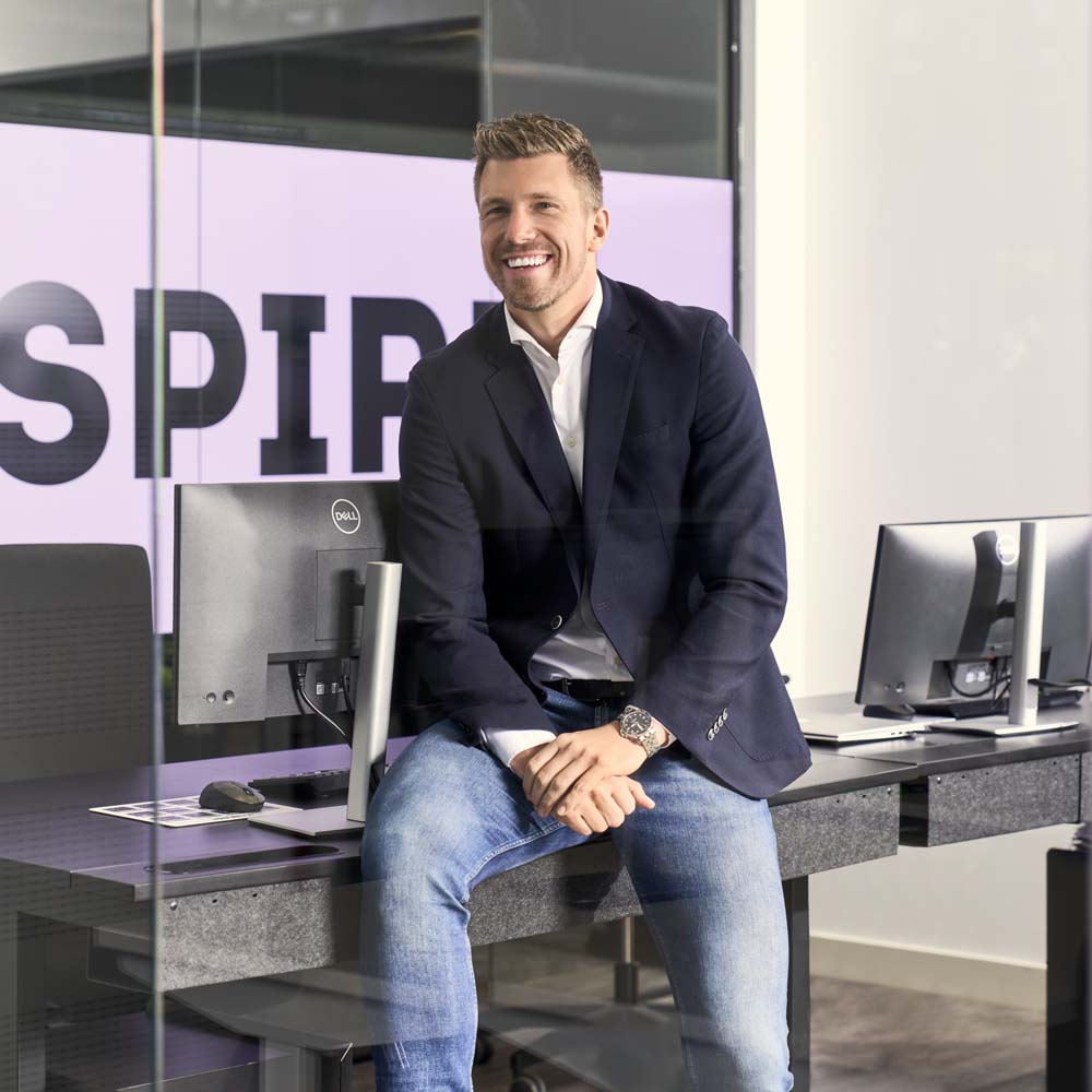 Vrolijke man leunend op bureau