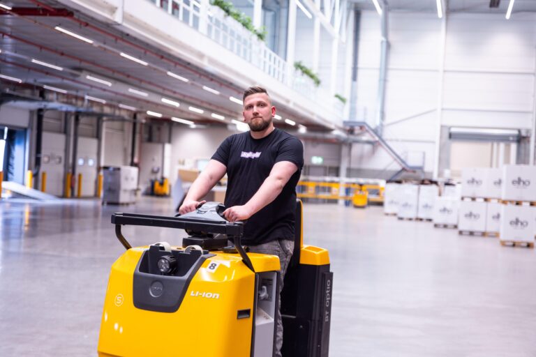 Man aan het werk in de logistiek