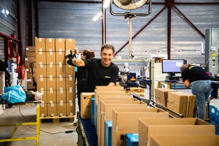 Man aan het werk in productie